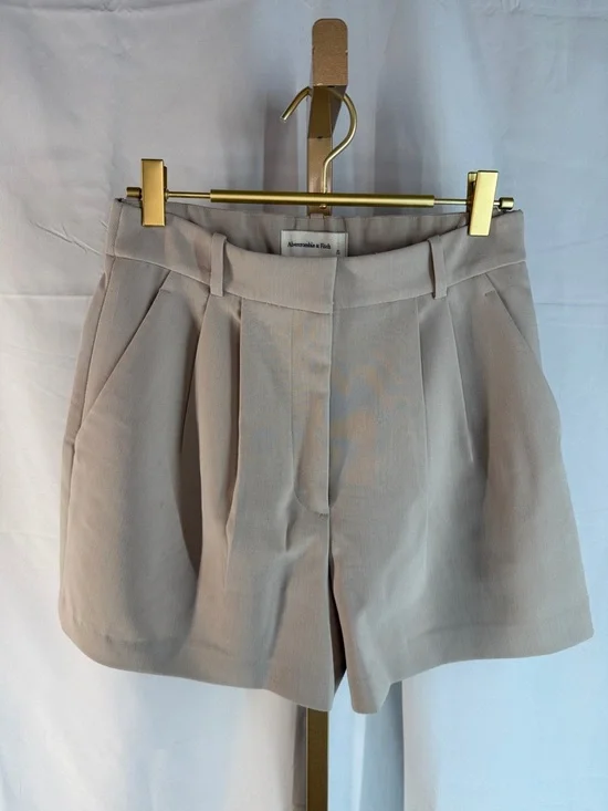 Abercrombie Curve Love A&F Sloane High Rise Tailored Shorts 4.5in - 2  26  Taupe - Picture 8 of 16